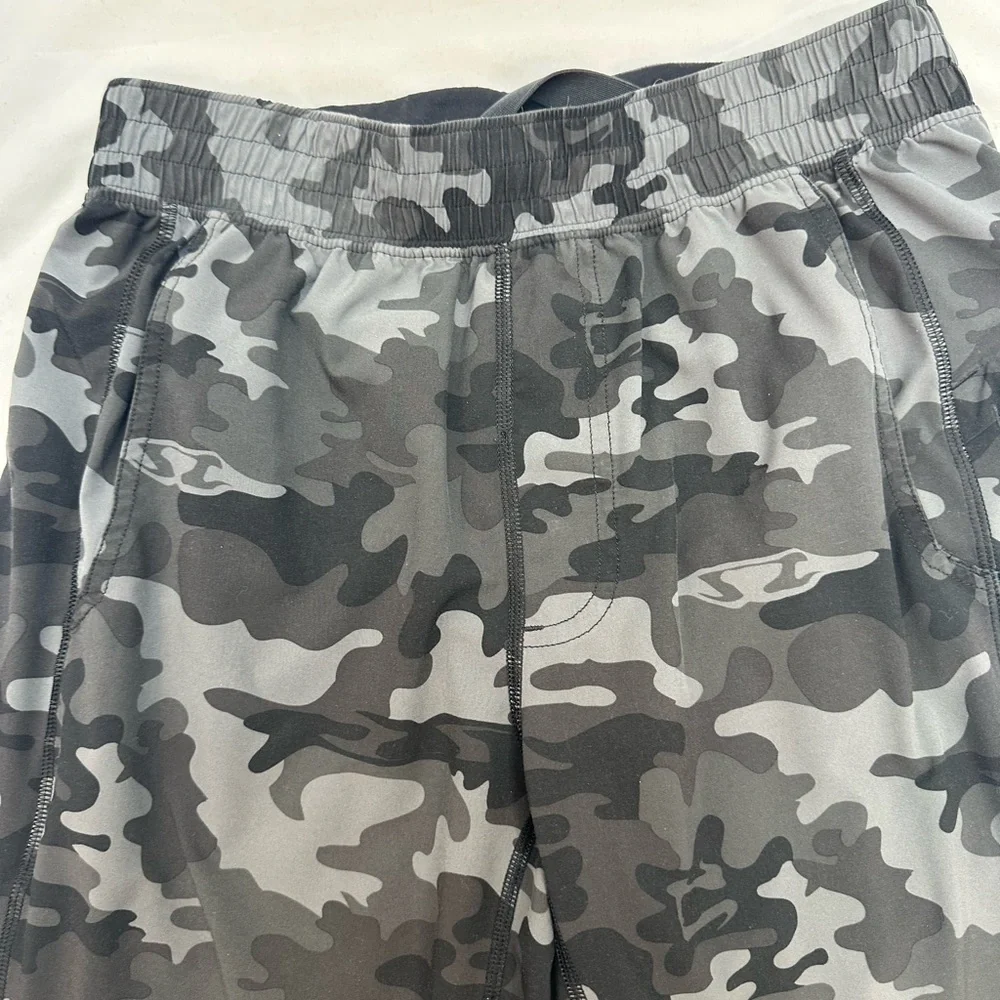 Lululemon Athletica Men's Black Camo Athletic Shorts M - Picture 2 of 4